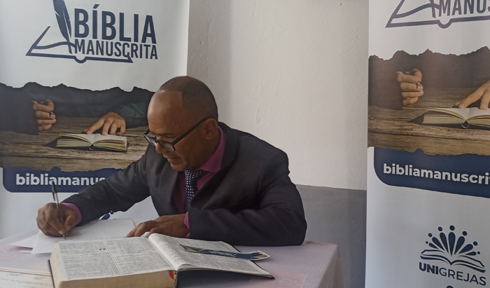 Bíblia Manuscrita chega a Igreja Reunidos para Cristo