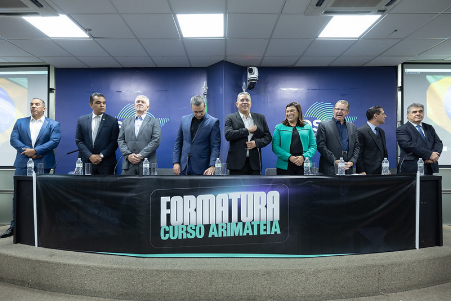 Alesp recebe formatura do Curso Arimateia