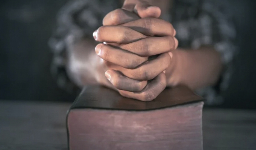 Justiça proíbe uso da frase “Sob proteção de Deus” e leitura da bíblia na Câmara Municipal