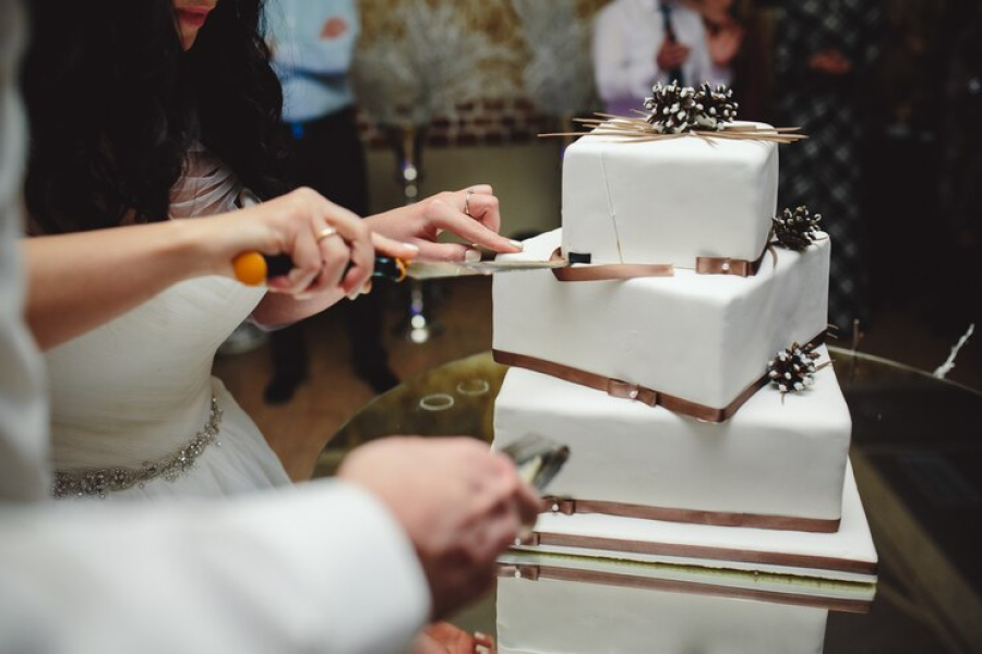 Bolo De Casamento Em Forma De Pneus E Com a Marca E As Cores