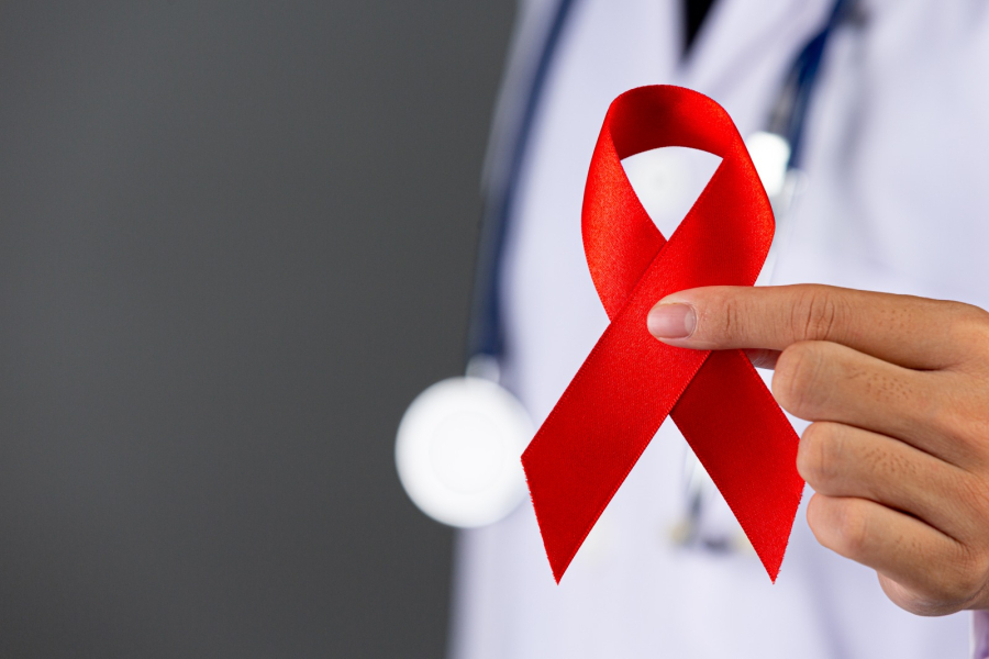 Dezembro Vermelho: cuidados de quem vive com HIV/Aids deve ter com a saúde