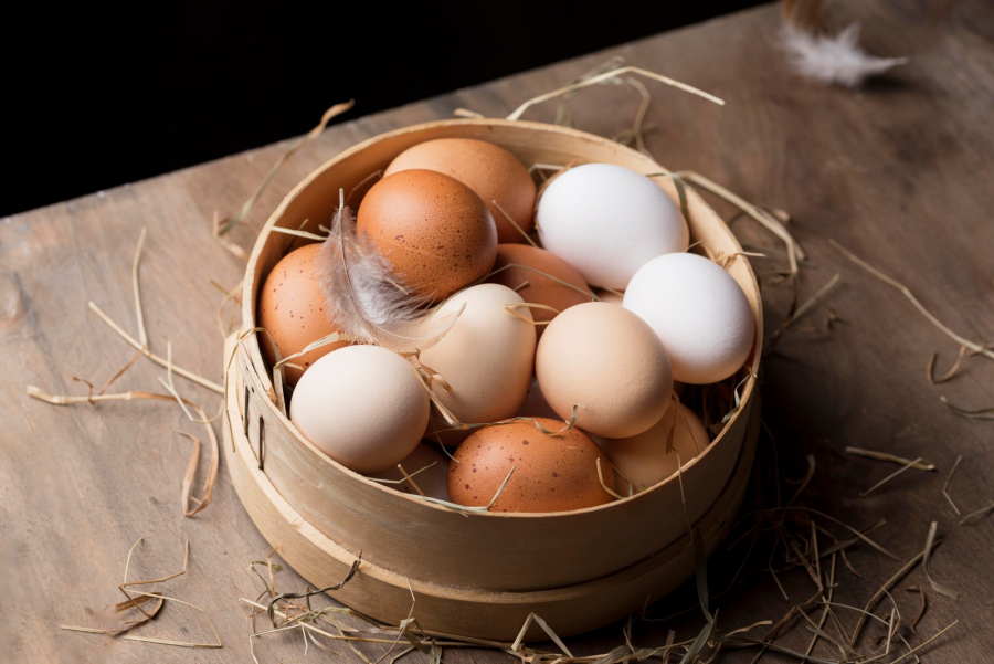 Por quê ovos marrons custam mais do que ovos brancos?
